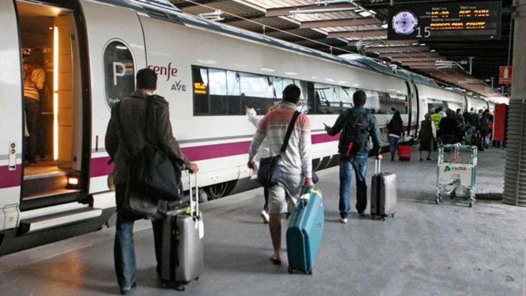 Pasajeros desembarcan de un convoy del AVE de Renfe / EFE