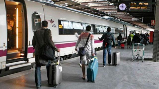 Pasajeros desembarcan de un convoy del AVE de Renfe / EFE