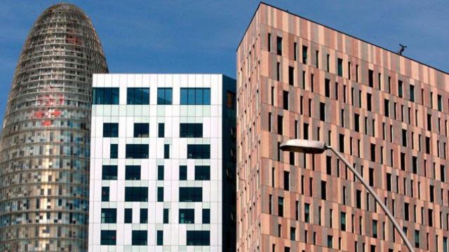 La Torre Glòries (i), edificio ofrecido como sede de la EMA en Barcelona / EFE