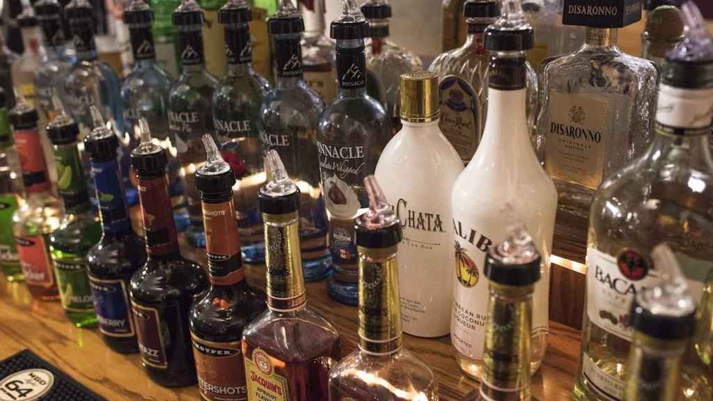 Diferentes botellas de alcohol y ginebra