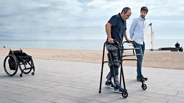Un hombre andando con el exoesqueleto de la startup Able Human Motion / KIM MANRESA