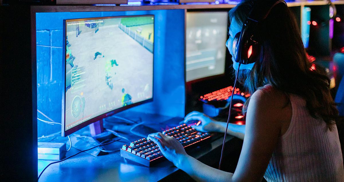 Una chica compitiendo en un torneo de e sports / PEXELS