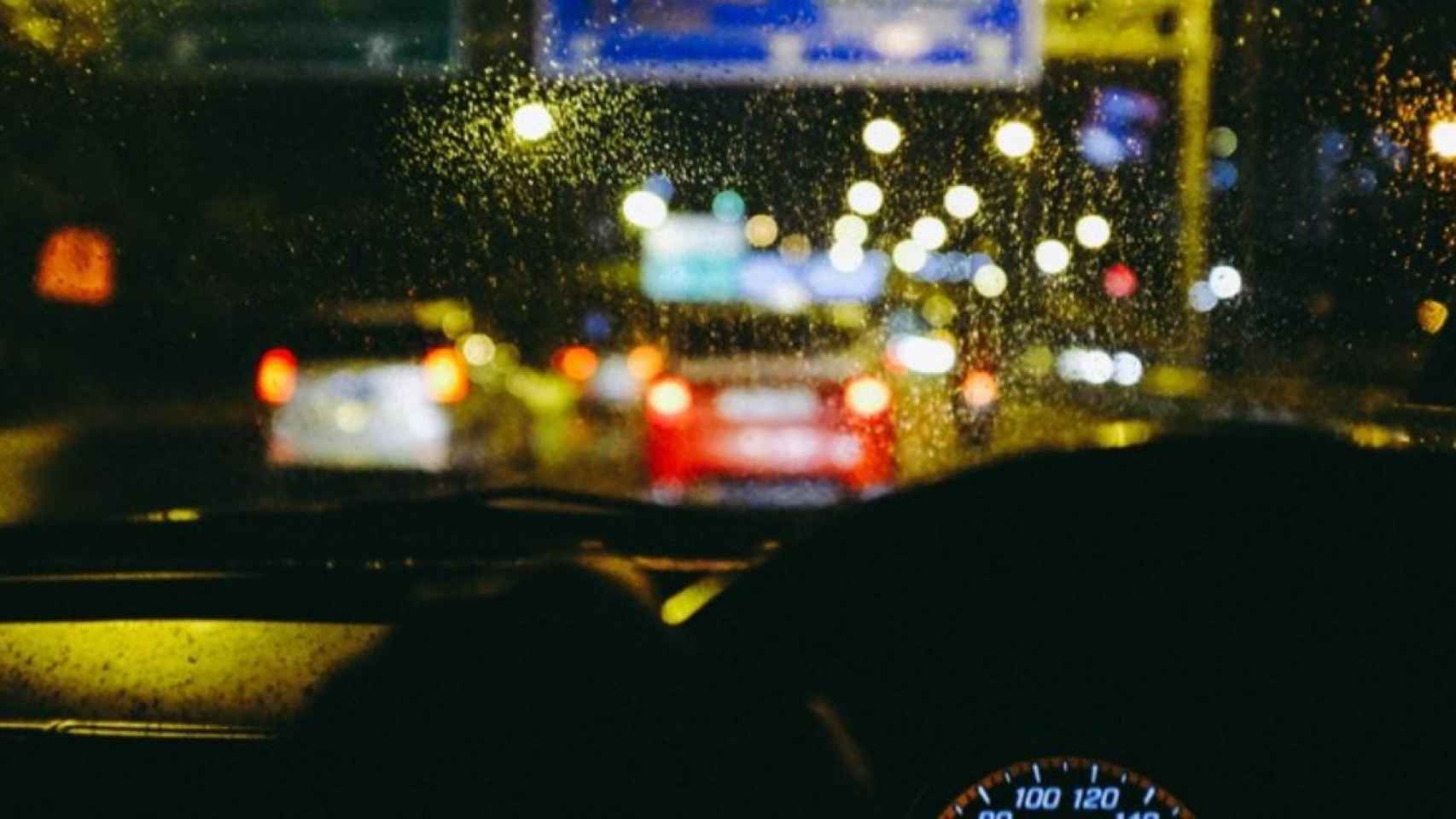 Conduciendo un automóvil en plena noche / Nik Radzi en UNSPLASH