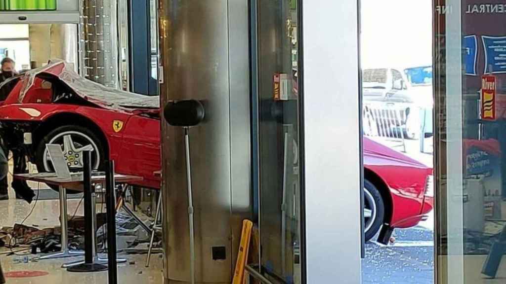 Un anciano pierde el control de su Ferrari y lo estrella contra un hipermercado / REDES