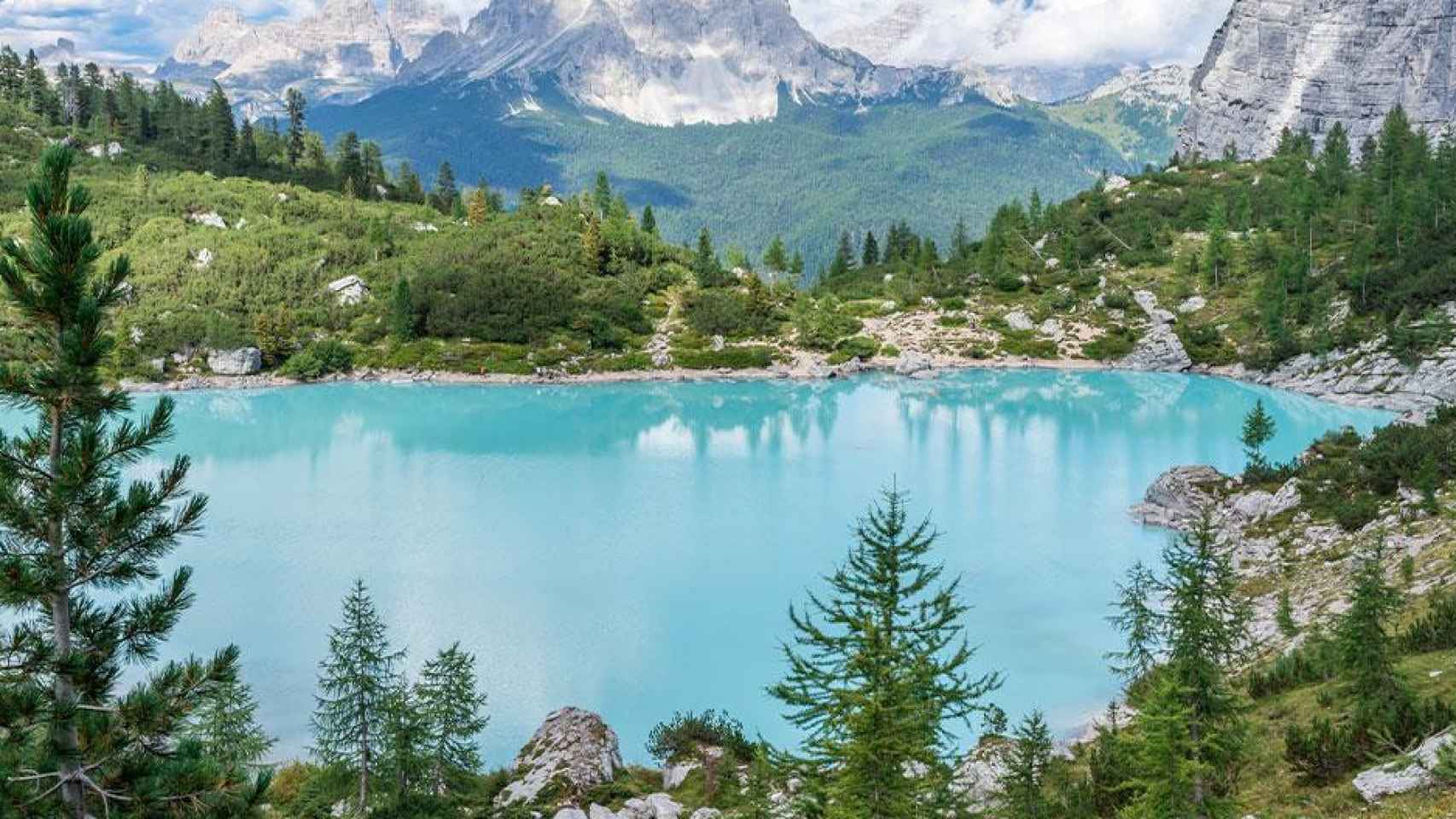 Un lago situado entre montañas por el que hacer rutas / UNSPLASH