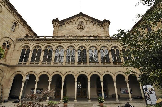 Interior de la Universidad de Barcelona / Arenagamma EN WIKIMEDIA COMMONS