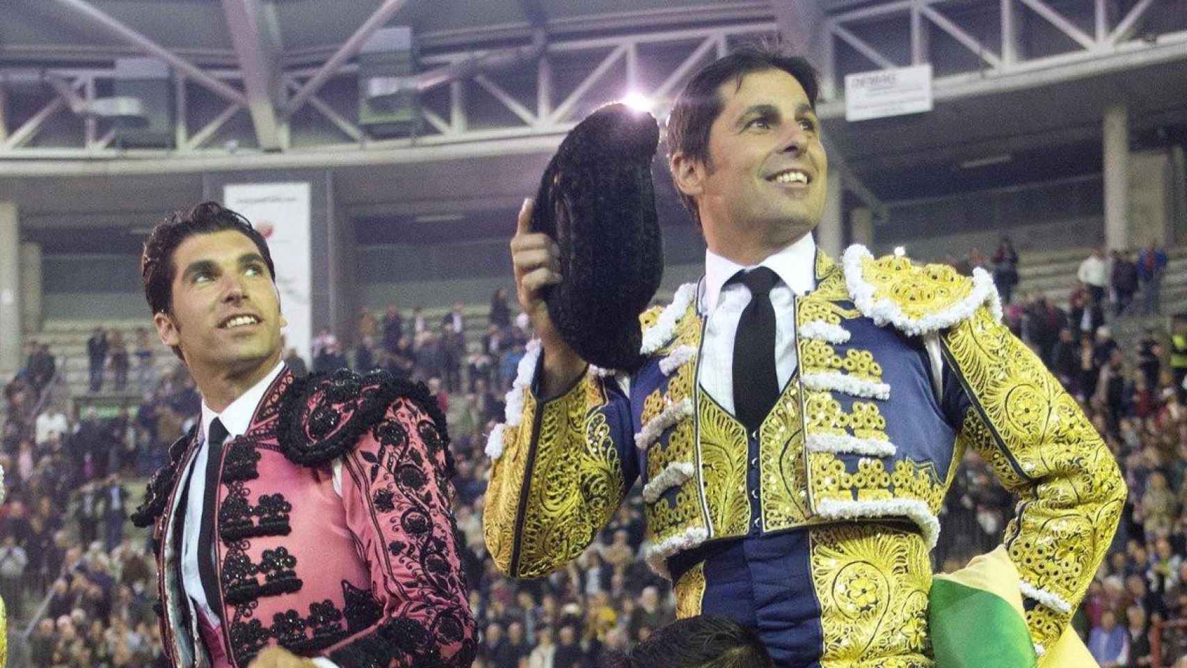 Los hermanos Cayetano y Fran Rivera salen a hombros de una plaza de toros / EP