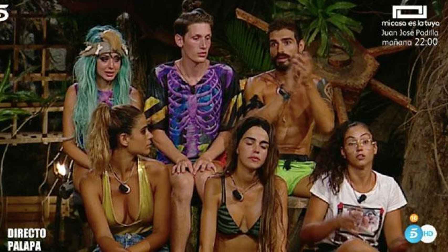 Violeta y Fabio junto a otros concursantes de 'Supervivientes'