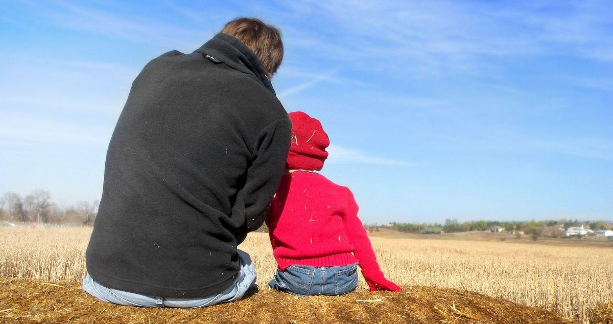 Imagen de archivo de un padre y un hijo / PIXABAY