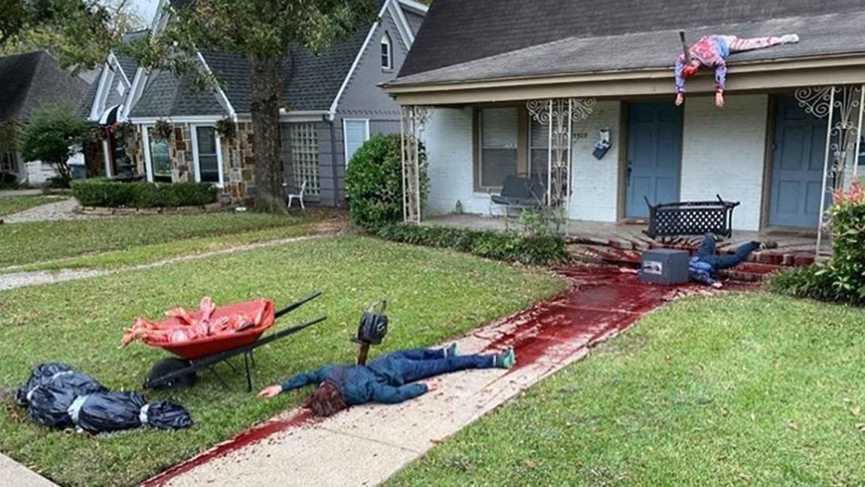 Imagen de la decoración de Halloween que ha alertado a la policía /STEVEN NOVAK