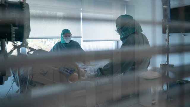 Inspectores de la OMS analizan a un paciente con coronavirus / EP