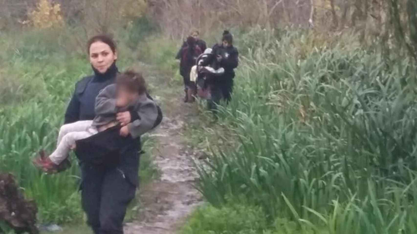 Una foto del momento en que rescatan a los cinco hermanos menores / Clarín