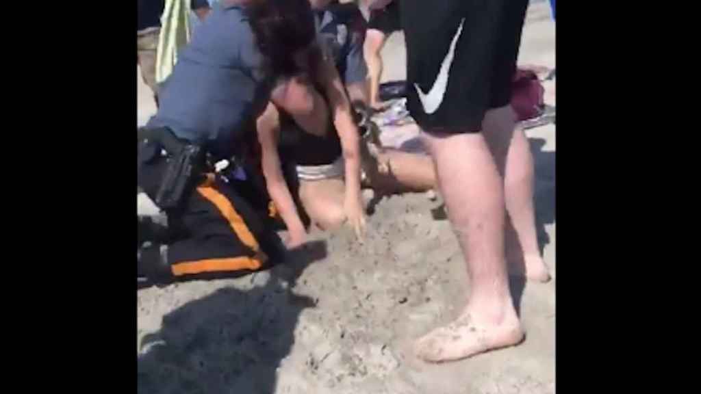 Una foto del momento de la agresión policial en la playa