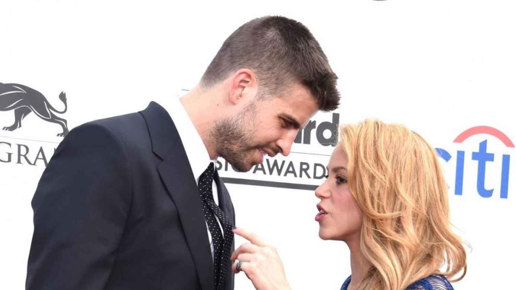 Gerard Piqué con Shakira en un acto / REDES