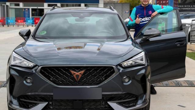 Pedri posa con su nuevo coche