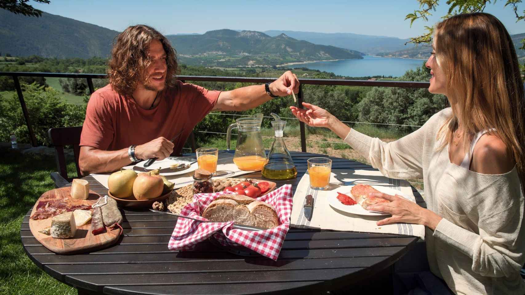 Carles Puyol desayunando con su pareja, Vanesa Lorenzo