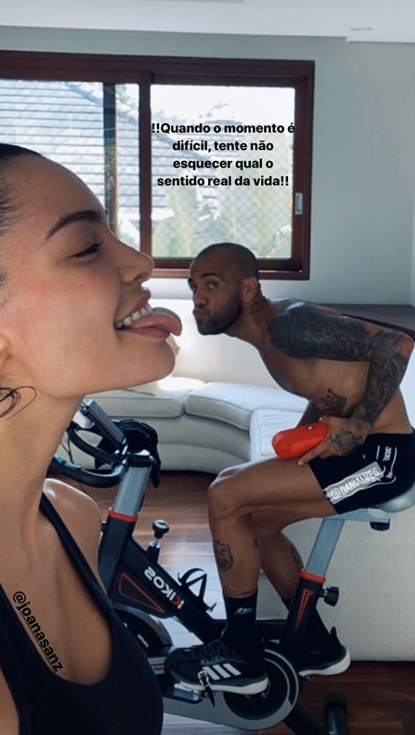 Dani Alves y Joana Sanz se besan desde la distancia / REDES