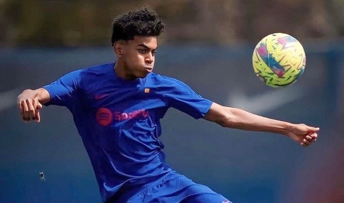 Lamine Yamal, durante un entrenamiento del FC Barcelona 2022 23