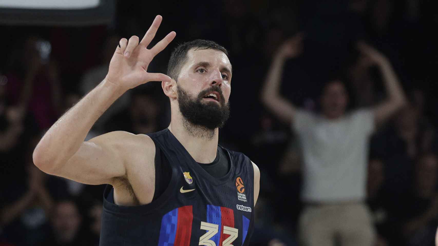 Mirotic celebra una canasta de tres puntos en un partido entre el Barça y el Estrella Roja