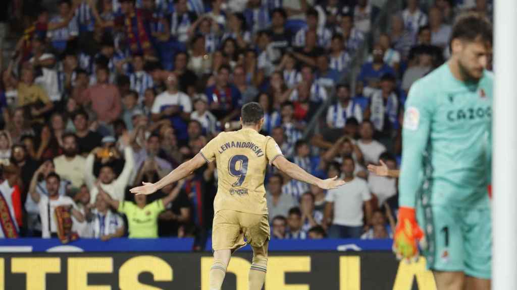 Lewandowski celebra su primer gol en la Liga ante la Real / EFE