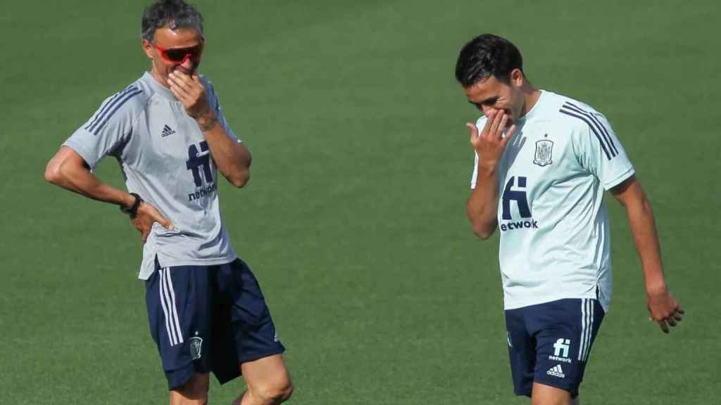 Luis Enrique y Eric García, en un entrenamiento de la selección española / EFE