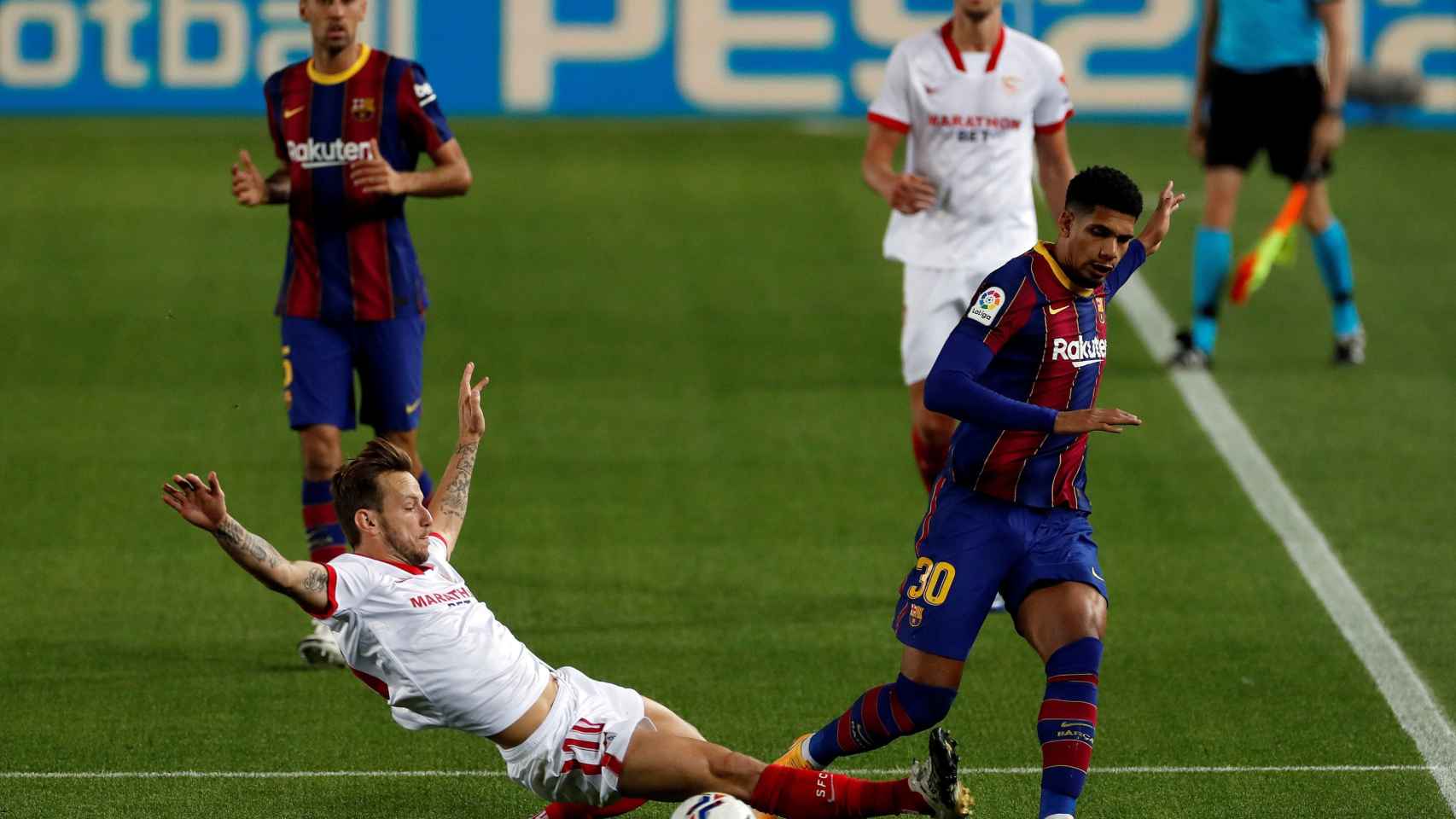 Araújo luchando una acción en el Barça-Sevilla / EFE