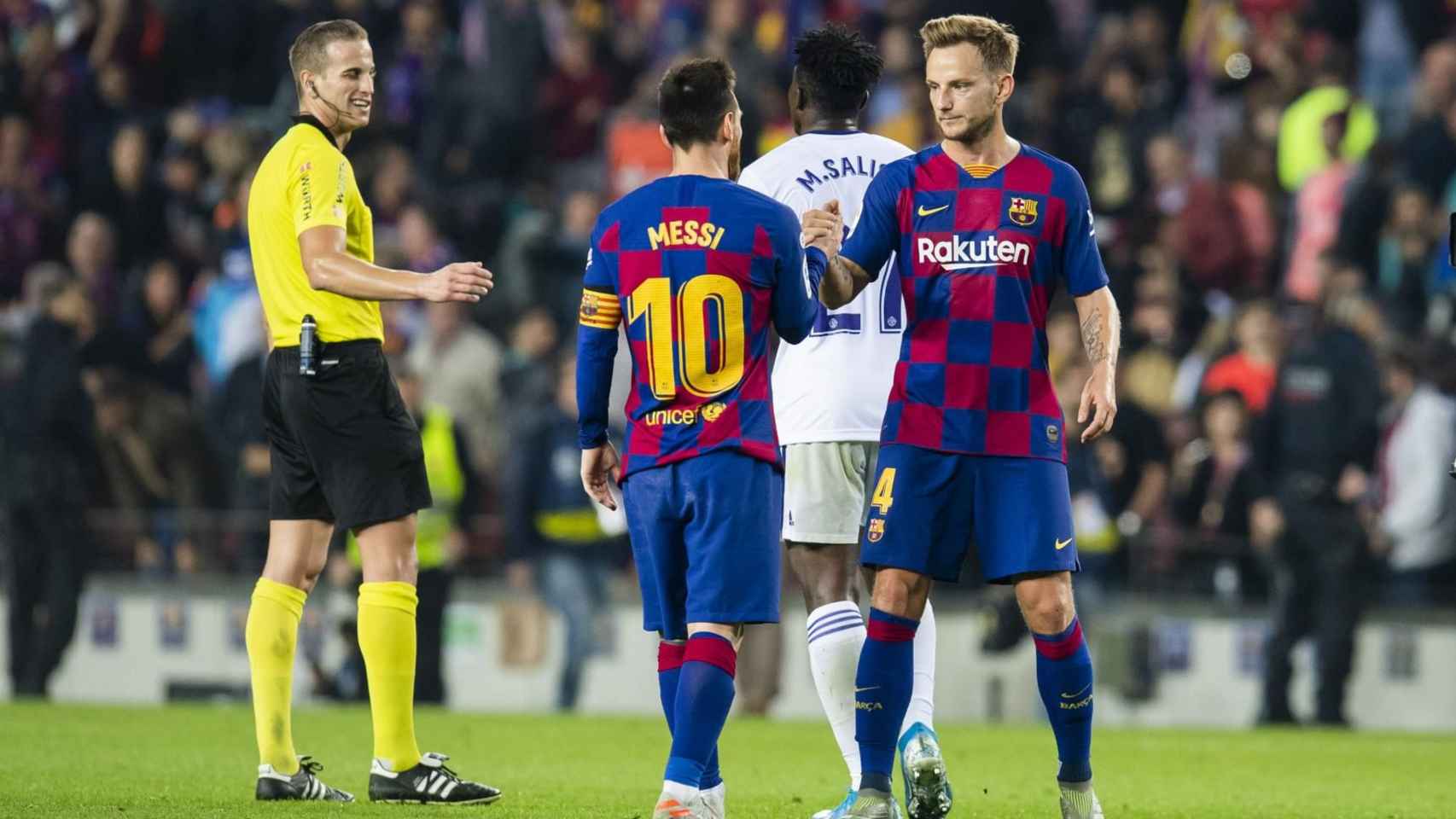 Messi agradeciéndole el pase a Ivan Rakitic / FC Barcelona