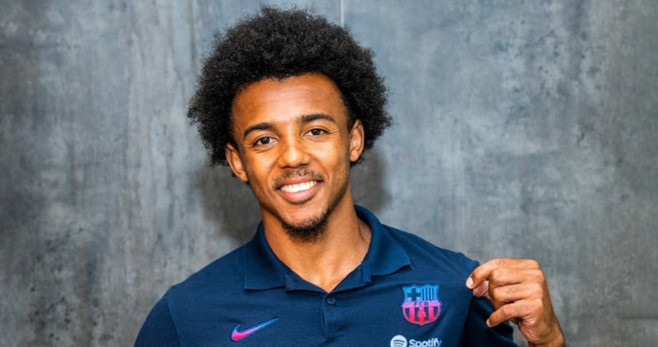 Jules Koundé, posando por primera vez con una indumentaria del Barça / FCB