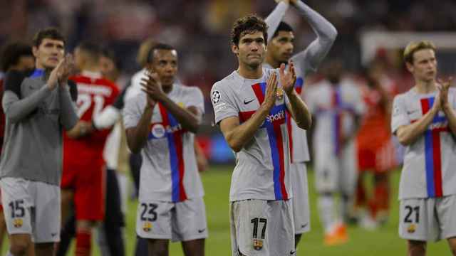 Los jugadores del Barça aplauden a los aficionados culés presentes en el Allianz Arena / EFE