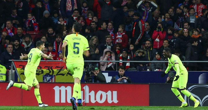 Luis Suárez y Busquets corren a celebrar el gol de Dembelé en el Metropolitano / EFE