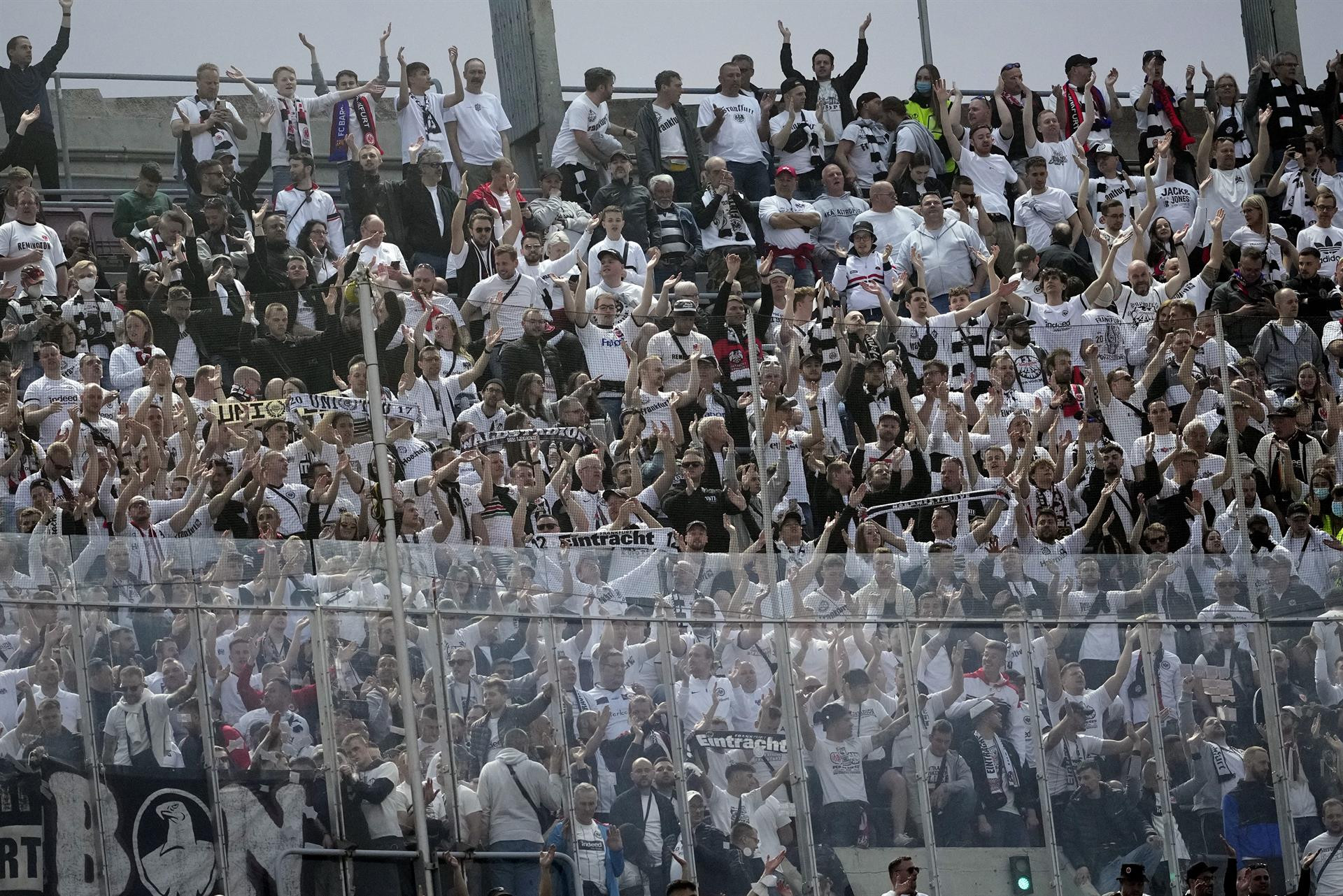 Hinchas del Eintracht en el Camp Nou / EFE