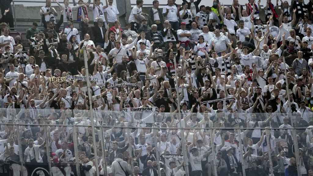 Hinchas del Eintracht en el Camp Nou / EFE