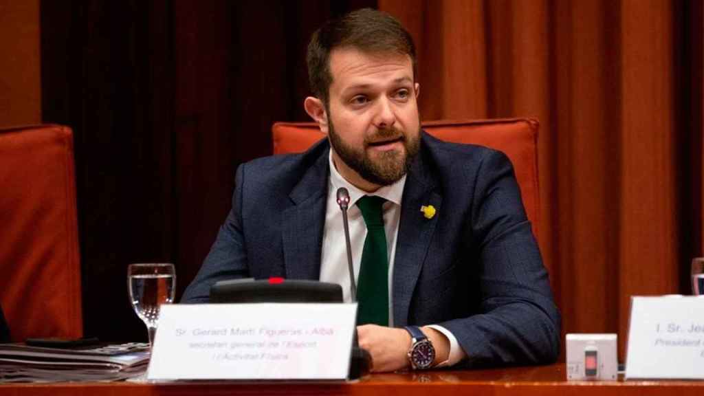 Gerard Figueras toma la palabra en público en el Parlament de Catalunya / EFE