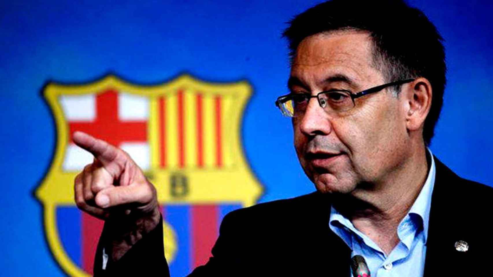 Josep María Bartomeu señala con el dedo la nueva normalidad del Barça / EFE