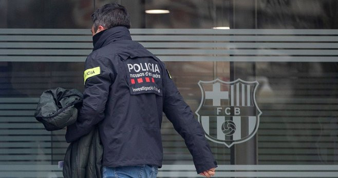 Los Mossos, en el registro en las oficinas del Camp Nou | EFE