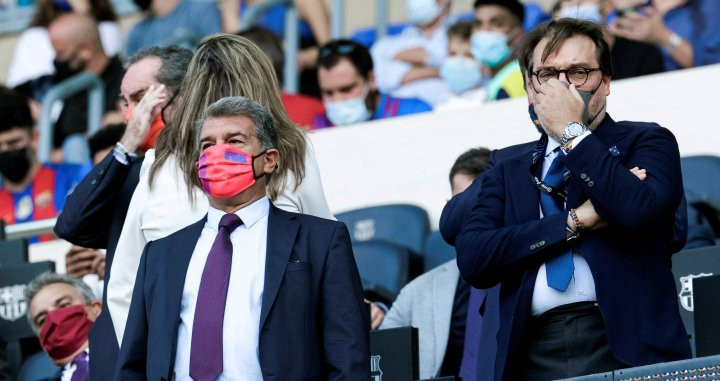 Joan Laporta en el palco del Camp Nou contra el Levante / EFE