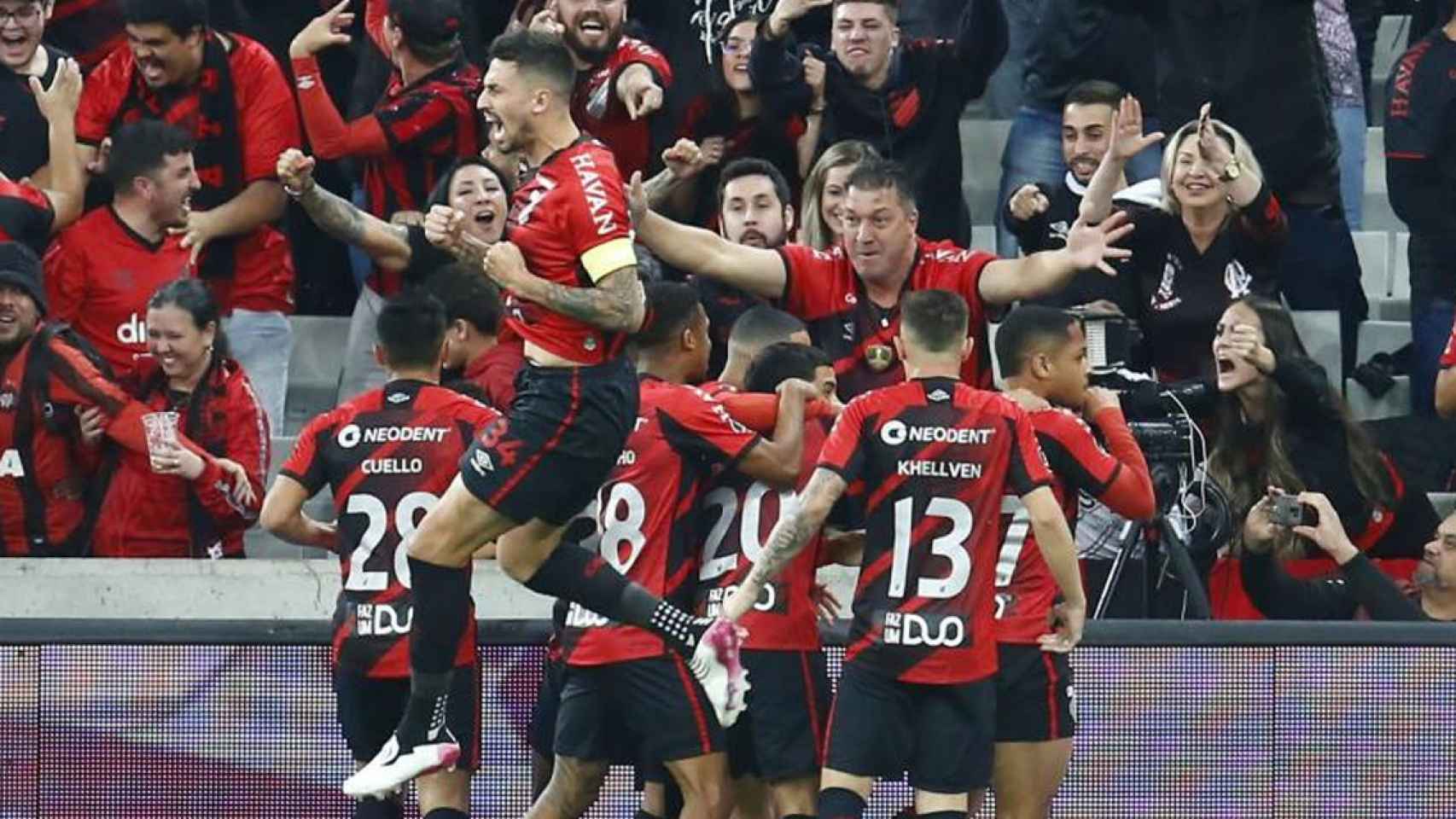 El Athletico Paranaense, equipo donde milita el 'nuevo Ronaldo', celebra un triunfo en casa / EFE