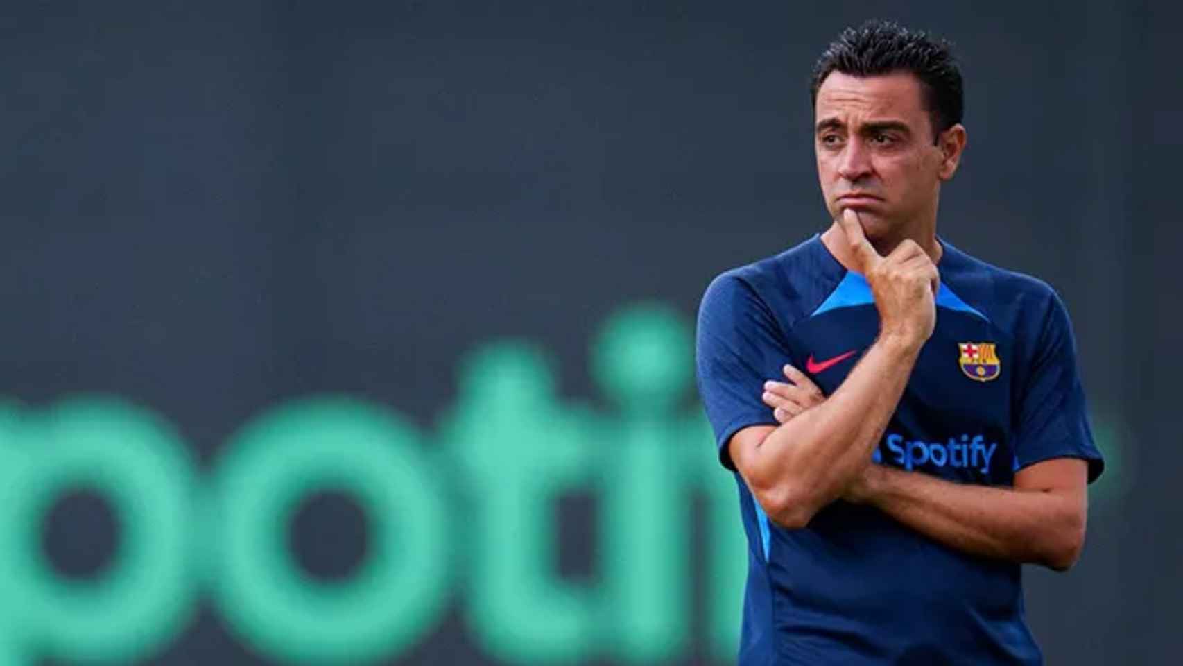 Xavi Hernández, pensativo, en uno de los entrenamientos de la pretemporada del Barça / FCB