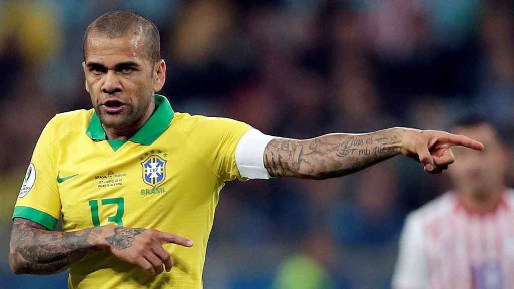 Dani Alves, durante un partido con la selección brasileña / EFE