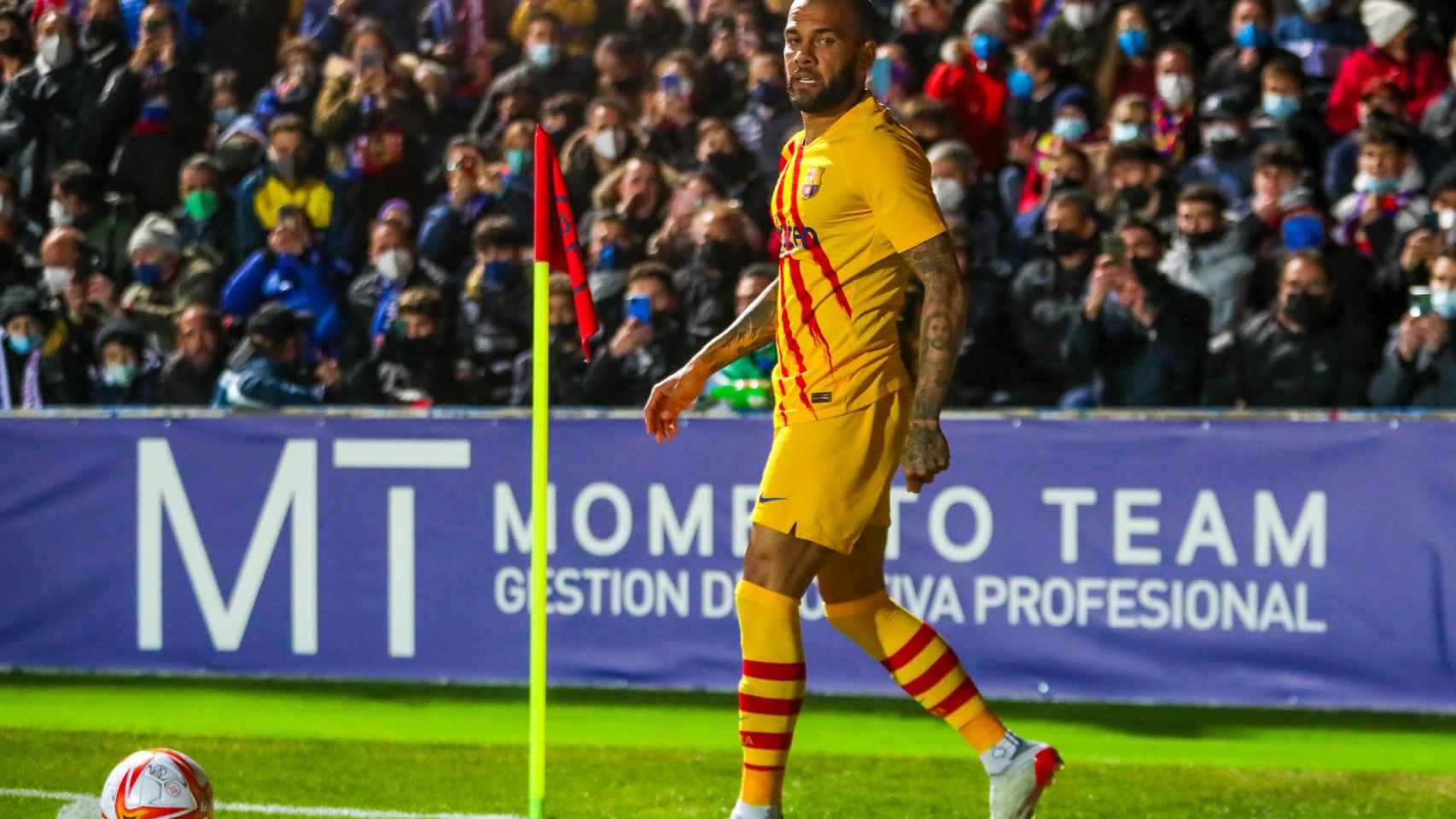 Dani Alves, durante el compromiso entre Linares-Barça / FCB