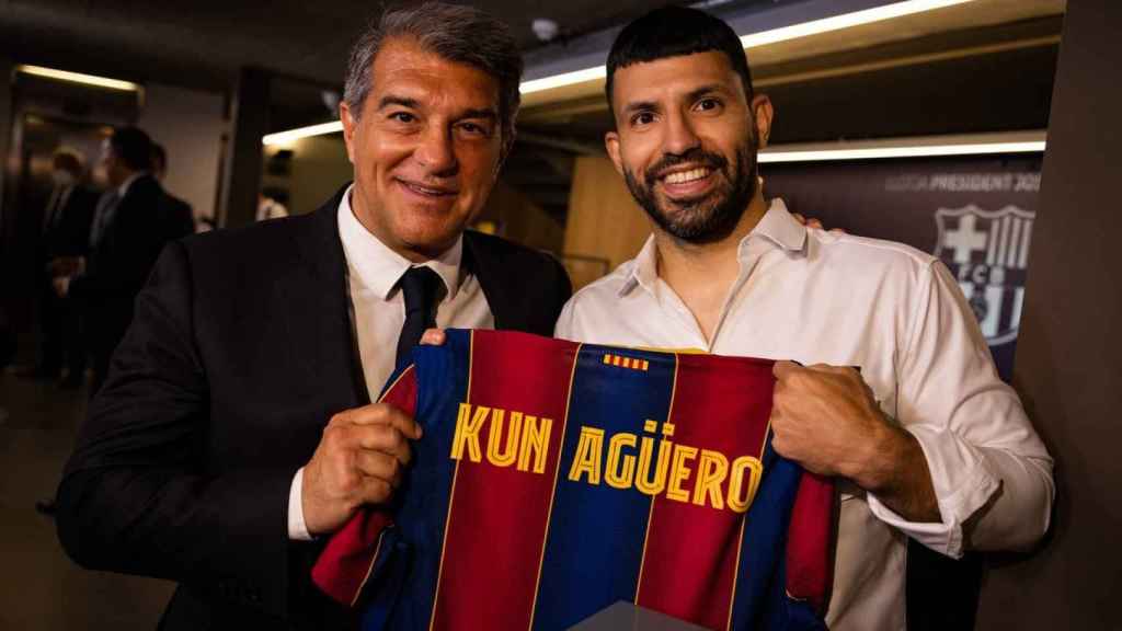 Laporta y el 'Kun' Agüero posan juntos durante la presentación del fichaje del argentino / FCB