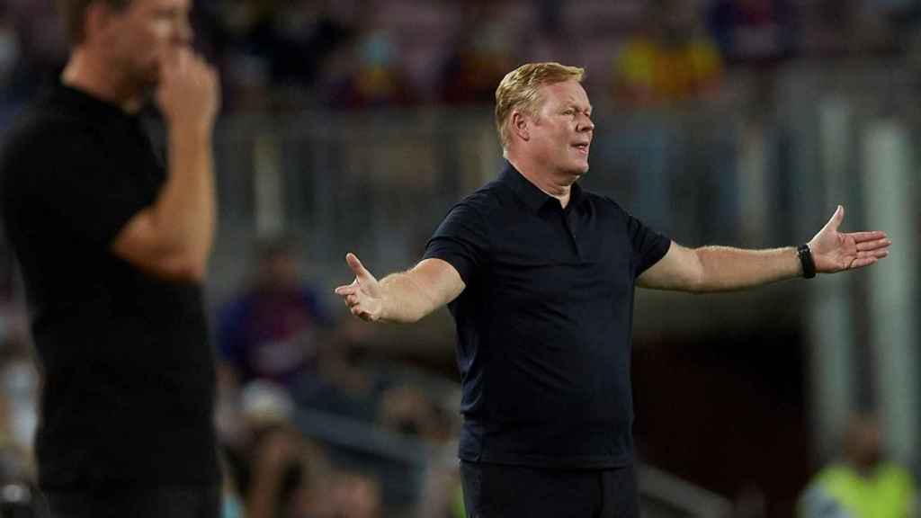 Ronald Koeman, con los brazos alzados, en el partido ante el Bayern / EFE