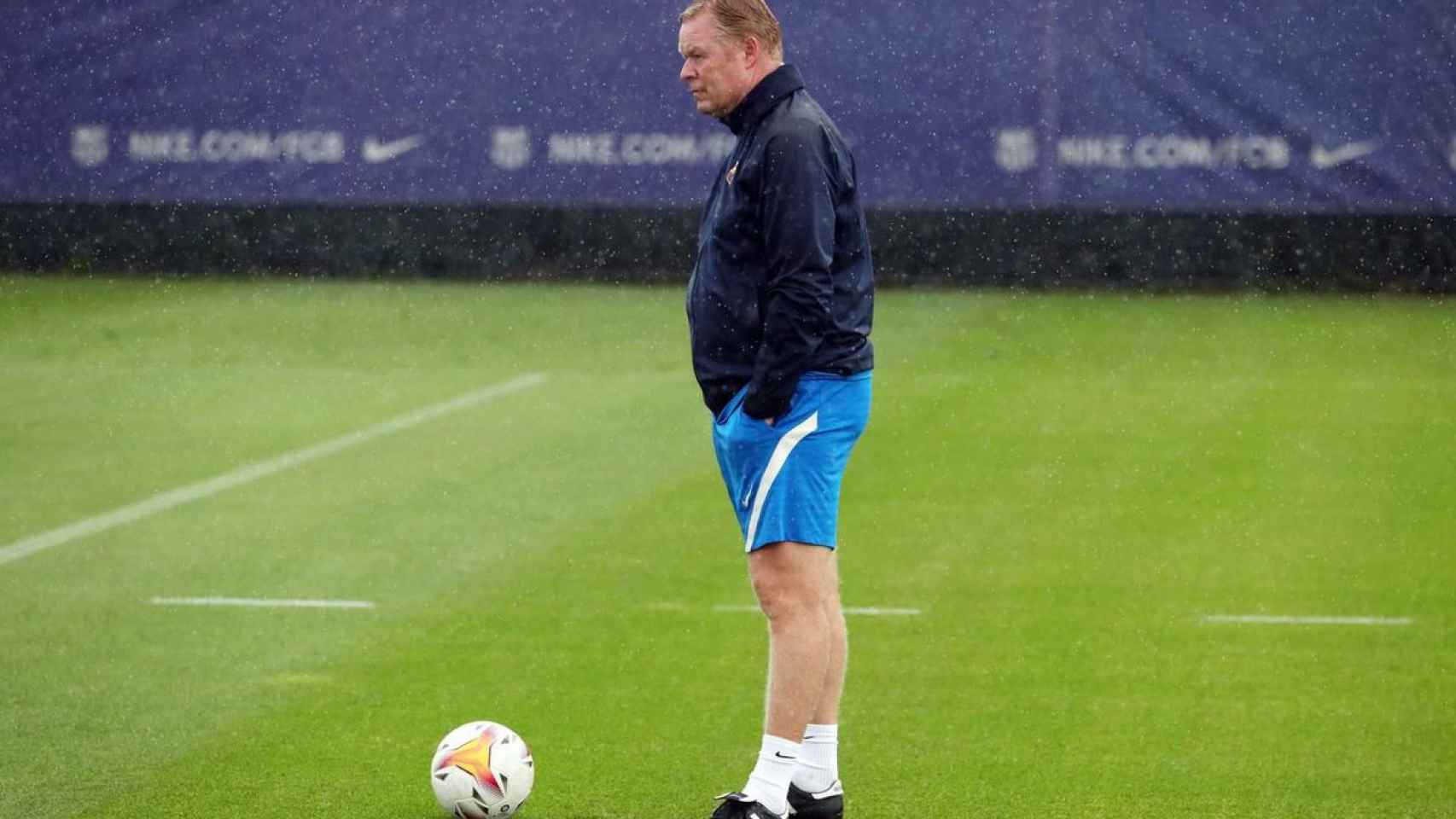 Ronald Koeman, que ha pedido un '9' para reforzar el plantel, durante un entrenamiento reciente con el equipo / FCB