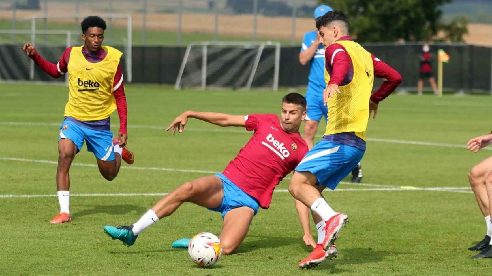 Gerard Piqué, en un entrenamiento de esta pretemporada, es uno de los centrales teóricamente fijos en el once de este año / FCB