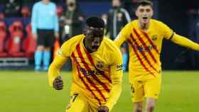 Ilaix Moriba celebrando un gol ante la mirada de Pedri, el curso pasado / EFE