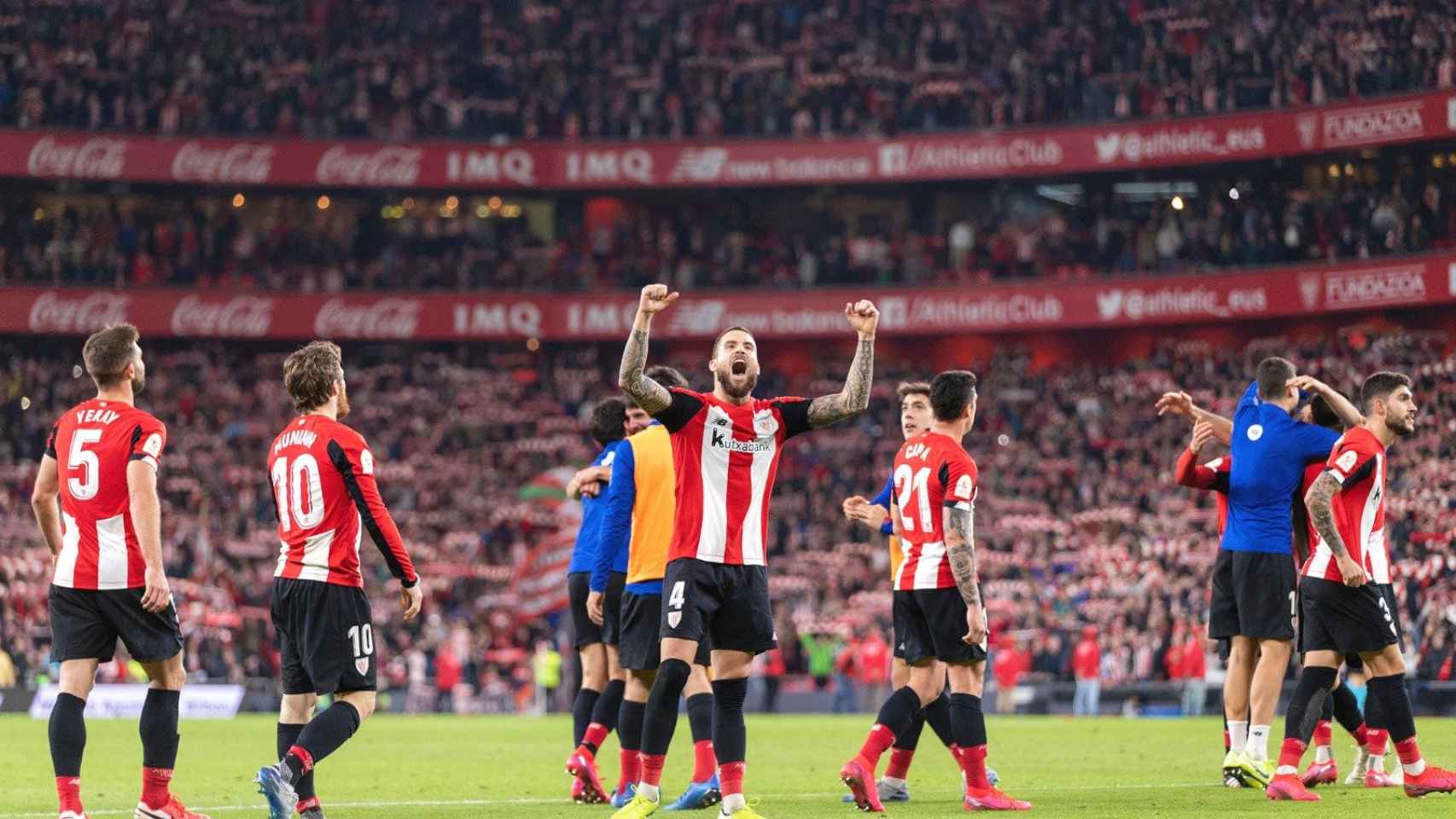 Martínez celebrando con San Mamés una victoria contra el Barça / EFE