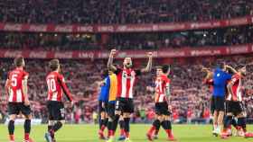 Martínez celebrando con San Mamés una victoria contra el Barça / EFE