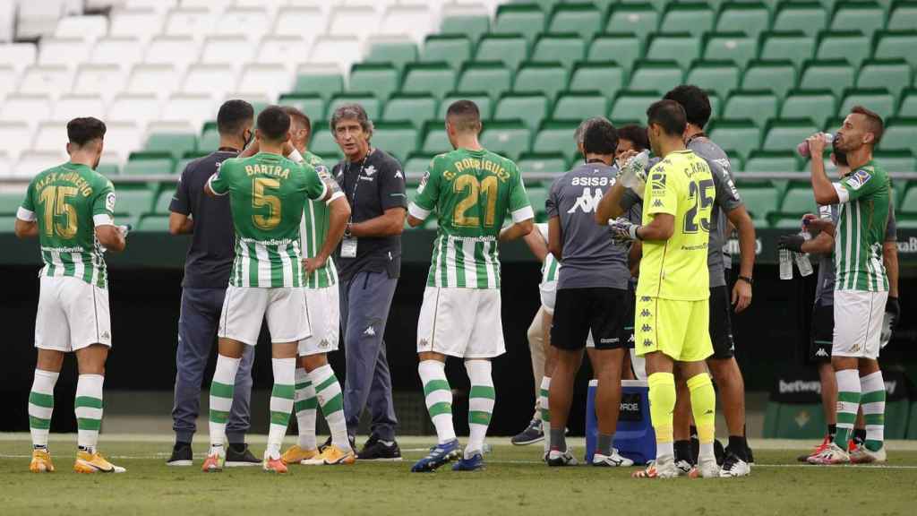 Manuel Pellegrini dando instrucciones a los jugadores del Betis / EFE