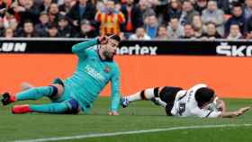 Gerard Piqué en la acción del penalti contra el Valencia / EFE