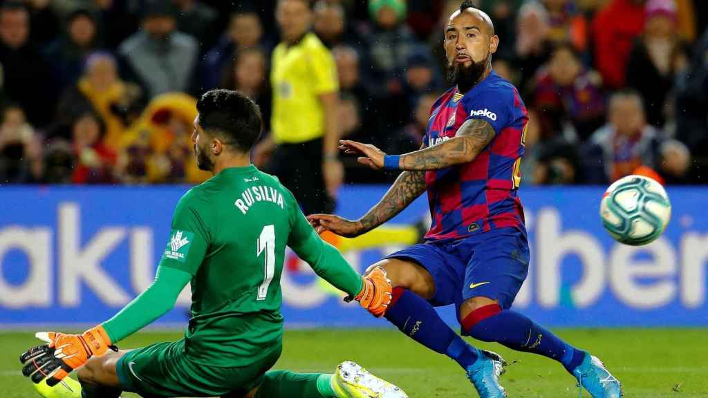 Arturo Vidal en un partido del Barça / EFE